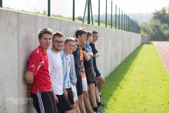 schueler auf dem sportplatz