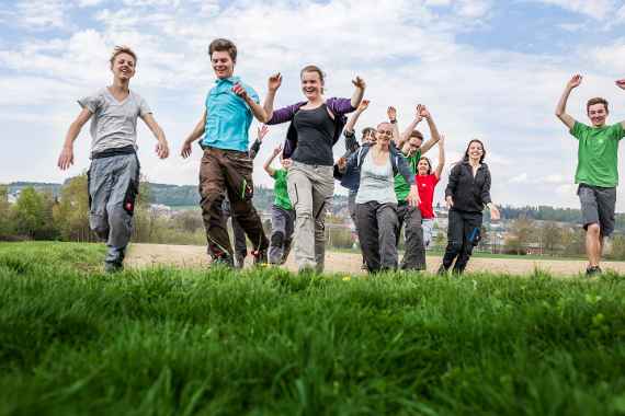 laufende schueler auf einer wiese