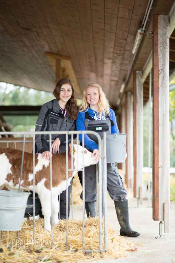 schuelerinnen mit kalb