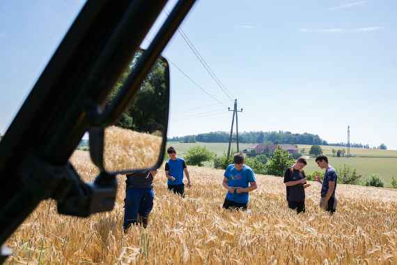 schueler im feld