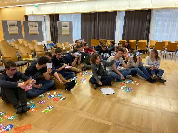 schuelerinnen und schueler im rahmen des projektes smart up your life im festsaal