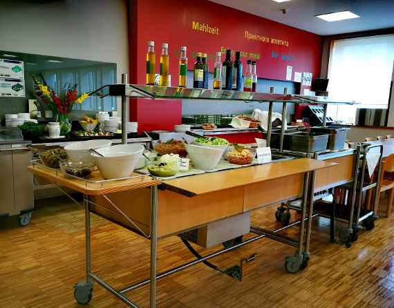 salatbuffet im speisesaal