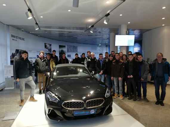 3a-jahrgang waehrend der exkursion im bmw-werk in steyr