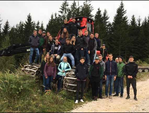 schuelerinnen und schueler des 3a-jahrganges waehrend des forstkurses