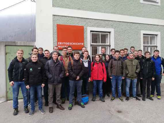 schuelerinnen und schueler des 4. jahrganges vor dem zeitgeschichtemuseum in ebensee