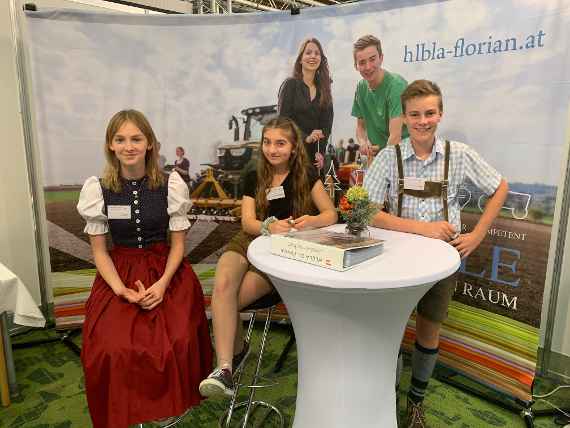 schuelerinnen und schueler beim stand auf der welser messe