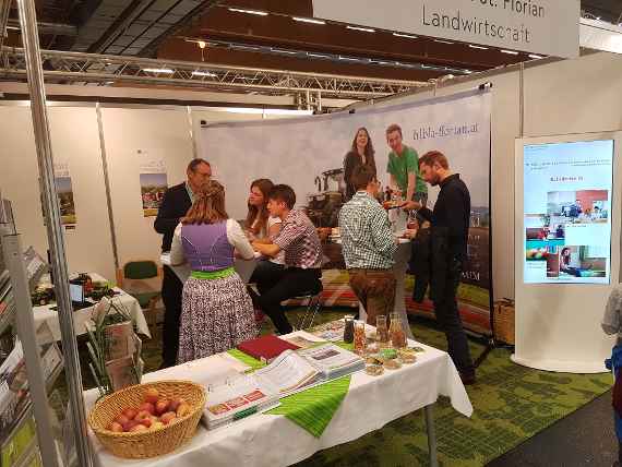 schuelerinnen und schueler beim stand der welser messe