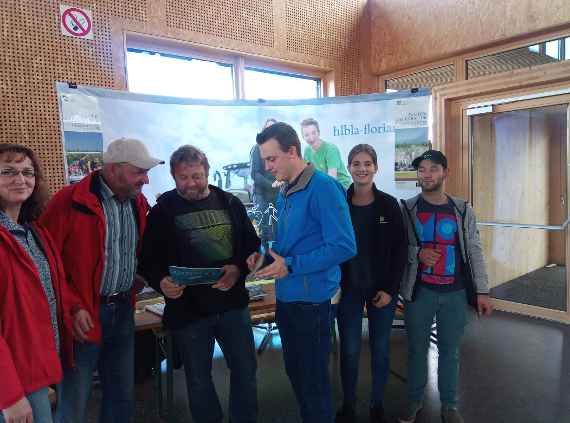 schuelerinnen und schueler bei der rinderversteigerung in freistadt