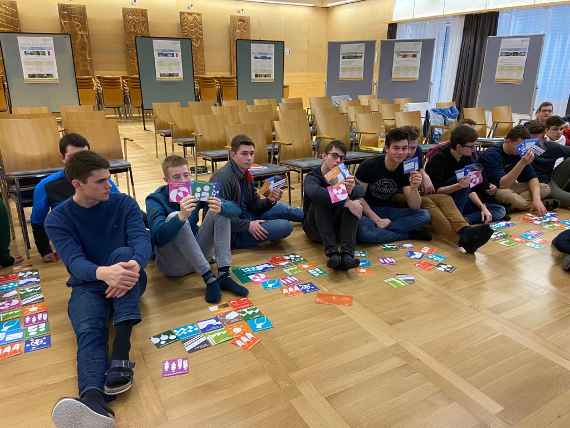 schuelerinnen und schueler waehrend des workshops smart up your life