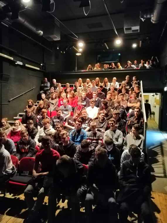 schuelerinnen und schueler in der tribuene linz