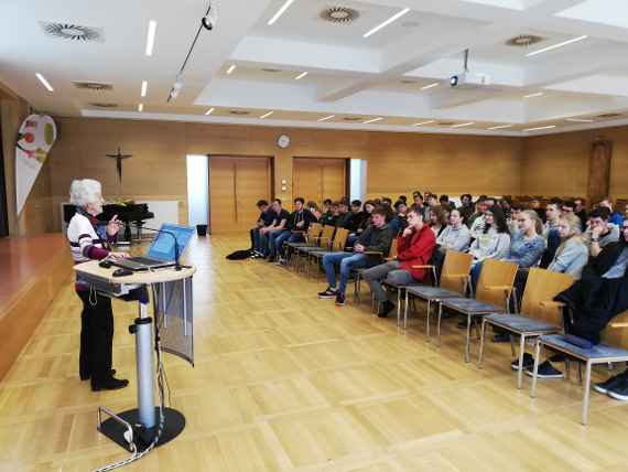 die zeitzeugin anna hackl vor schuelerinnen und schueler