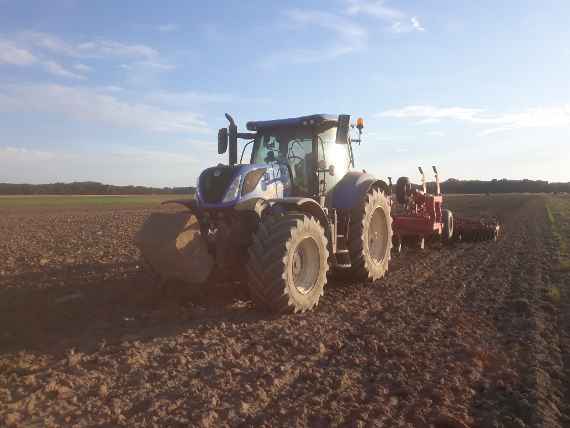 traktor auf einem feld