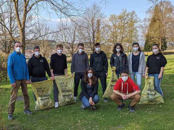 gruppenfoto der beteiligten schuelerinnen und schueler im rahmen der aktion saubere schule