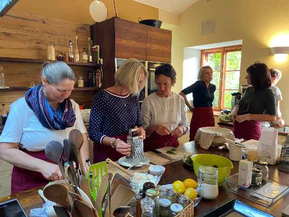 projektpartnerinnen und partner beim gemeinsamen kochen