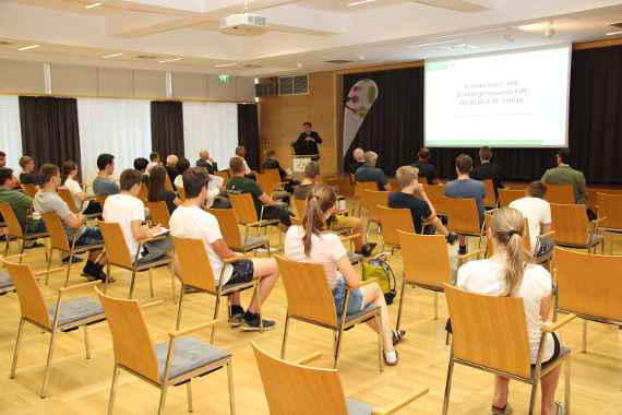 genossenschaftsversammlung im festsaal der schule