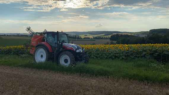 schuleigener traktor auf dem feld