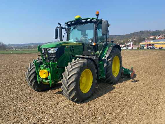 schuleigener traktor auf dem feld