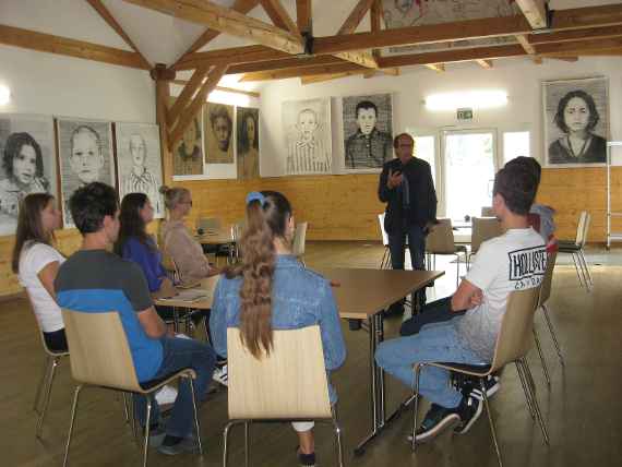 schuelerinnen und schueler mit herrn bockelmann