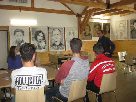 manfred bockelmann mit unseren schuelerinnen und schuelern