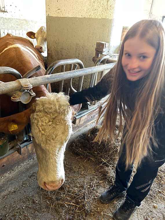 schuelerin im stall in elmberg