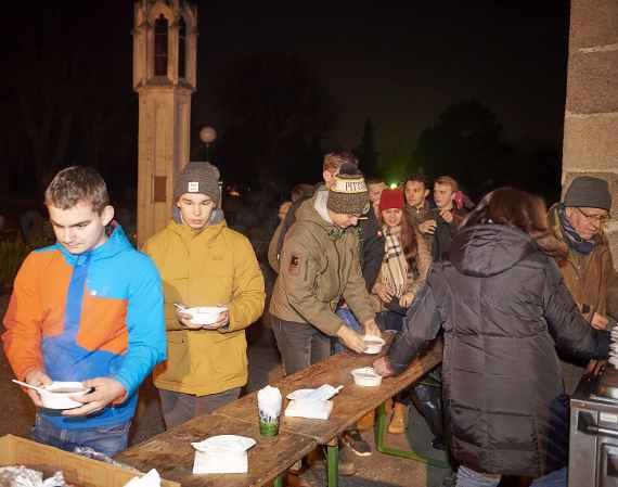 schuelerinnen und schueler der hlbla sankt florian beim warten auf die leckere hasensuppe