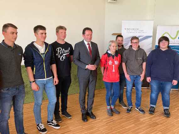 schuelerinnen und schueler der hlbla sankt florian mit bundeminister norbert totschnig