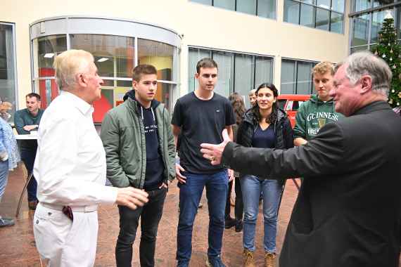 schuelerinnen und schueler mit bischof manfred scheuer im gespraech