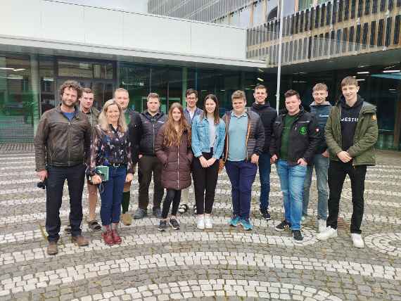 vertreterinnen und vertreter der schuelerinnen- und schuelergenossenschaft der hlbla sankt florian zu besuch an der hbla fuer forstwirtschaft in bruck an der mur