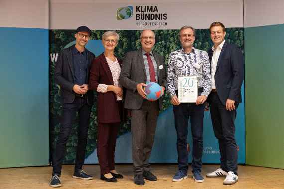 Überreichung der Urkunde 20 Jahre Klimabündnisschule v.l.n.r. Norbert Rainer, Klimabündnisgeschäftsführer, Bgm. Katharina Seebacher, Klimabündnis-Vorstandsvorsitzende, Dir. Hubert Fachberger, HLBLA St. Florian, Hannes Hohensinner, HLBLA St. Florian, Stefan Kaineder, Klimalandesrat
