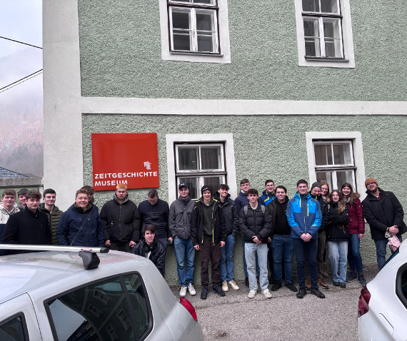 4b-jahrgang vor dem zeitgeschichtemuseum in ebensee