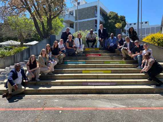 Die Delegation aus Oberösterreich mit Vertretern aus Südafrika am Treppenaufgang zur WC Government