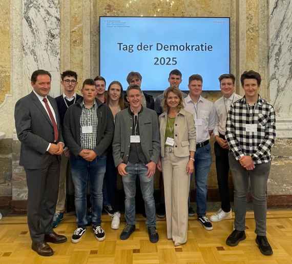 Die Delegation der HLBLA St. Florian mit Herrn Bundesminister Totschnig im Marmorsaal des BMLUK