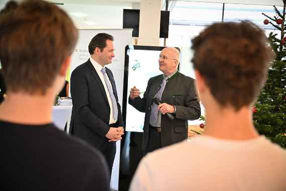 Minister Totschnig im Austausch mit Direktor Fachberger