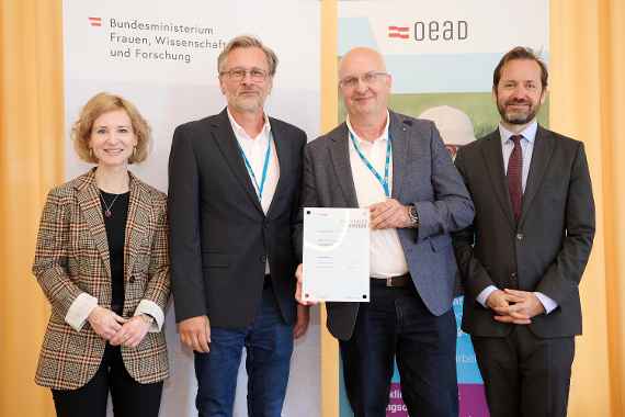 Verleihung Young-Science-Gütesiegel für Forschungspartnerschulen