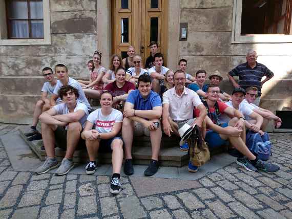 schuelerinnen und schueler waehrend der abschlusslehrfahrt in prag-gruppenfoto