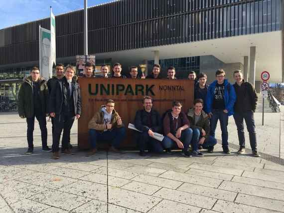 nanoscience-congress-gruppenfoto vor der universitaet salzburg