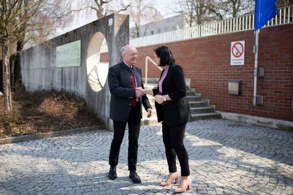 direktor hubert fachberger mit der ministerin elisabeth koestinger