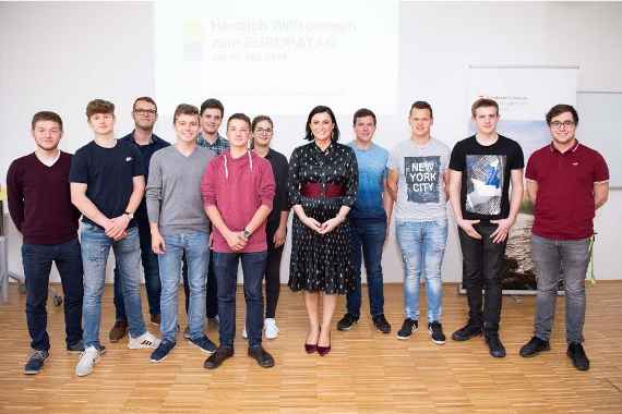 schuelerinnen und schueler mit der landwirtschaftsministerin elisabeth koestinger