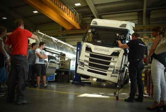 besichtigung einer werkshalle der firma tropper