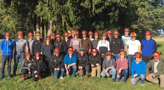 schuelerinnen und schueler der 3. jahrgaenge waehrend des forstkurses-gruppenfoto