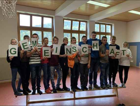 gruppenfoto der ersten jahrgaenge waehrend der kennenlerntage