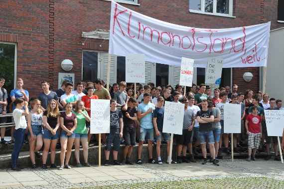 ausrufung des klimanotstandes-gruppenfoto vor der Schule