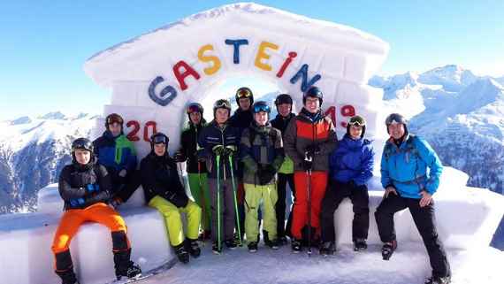 skikurs der zweiten jahrgaenge-gruppenfoto