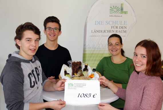 schuelerinnen und schueler mit dem spendenergebnis