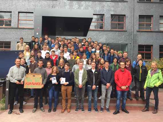 gruppenfoto vor dem moviemento in linz