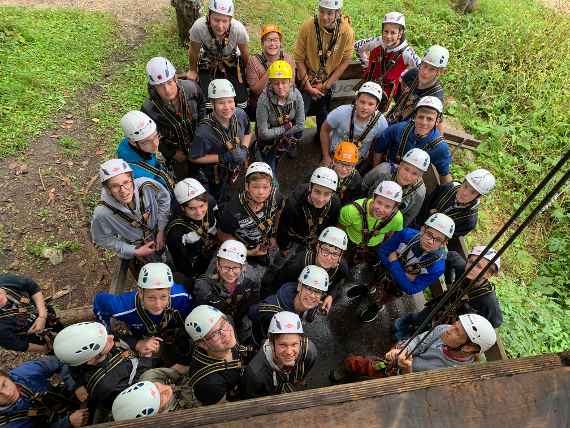 gruppenfoto des 1. jahrganges waehrend der sportwoche