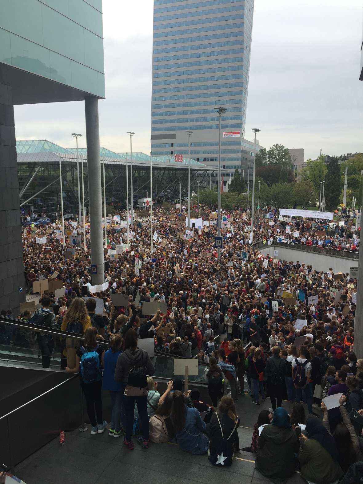 menschen auf dem bahnhofsplatz am earth day in linz