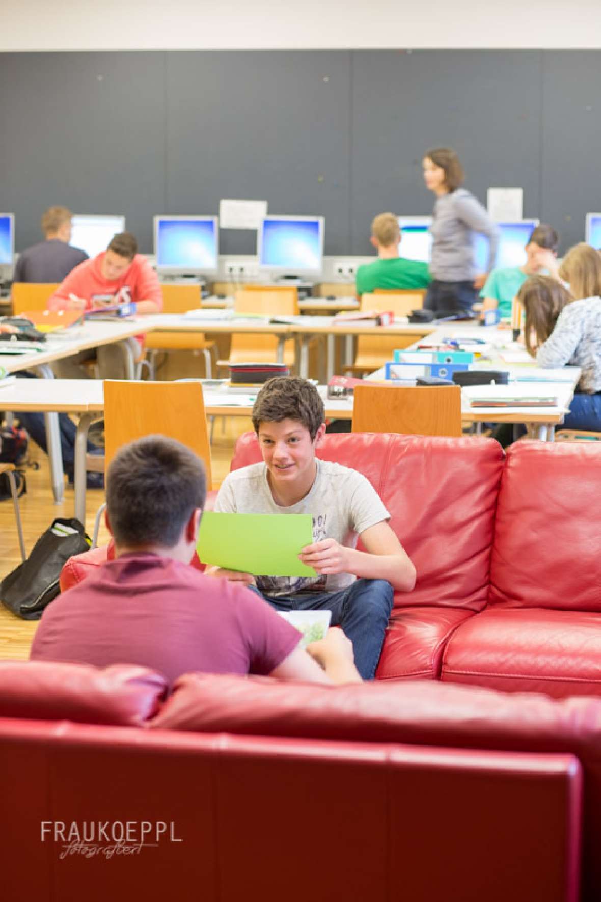 schueler in der bibliothek