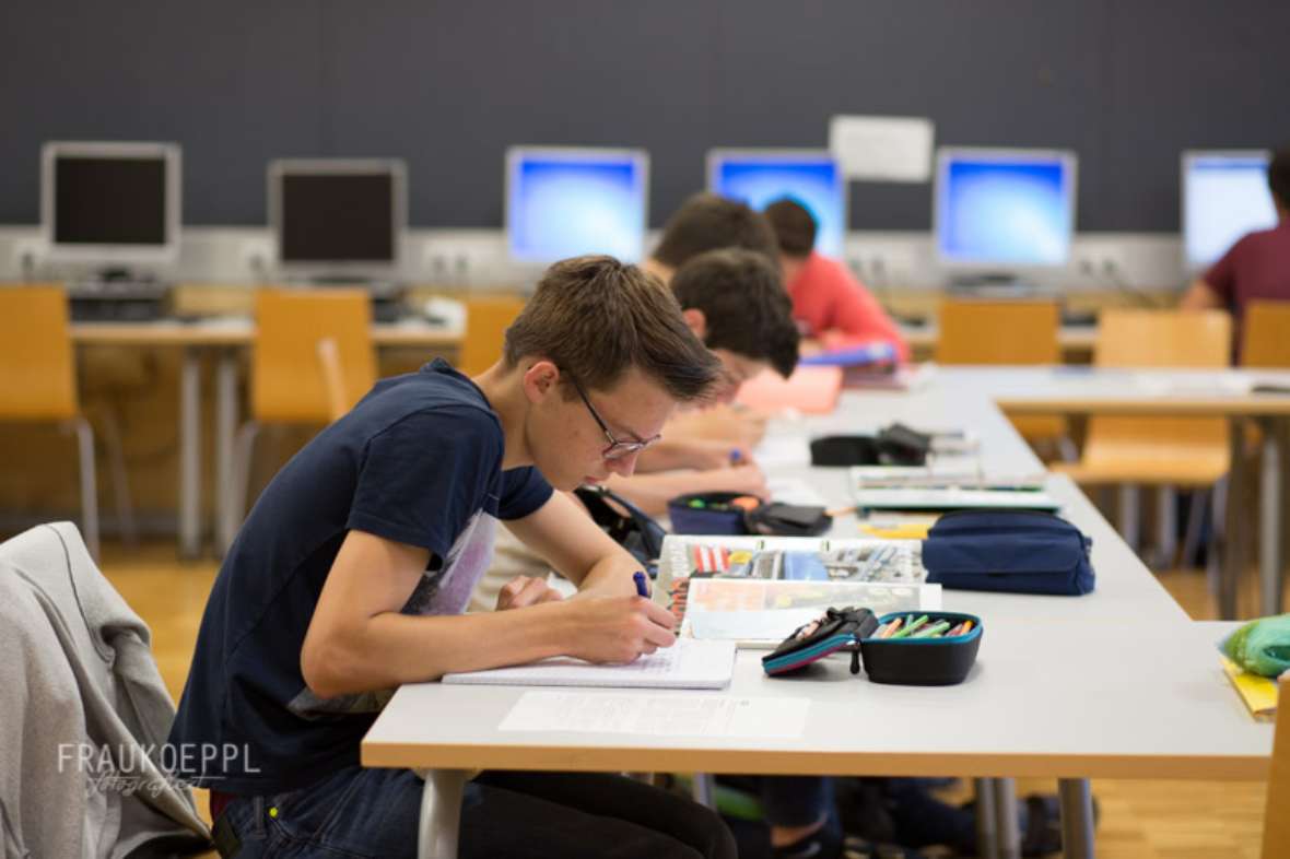 schueler in der bibliothek