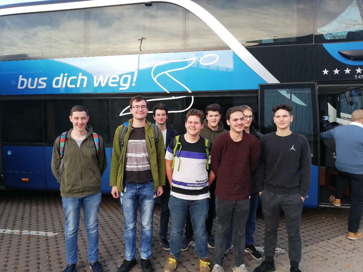 gruppenfoto vor dem bus